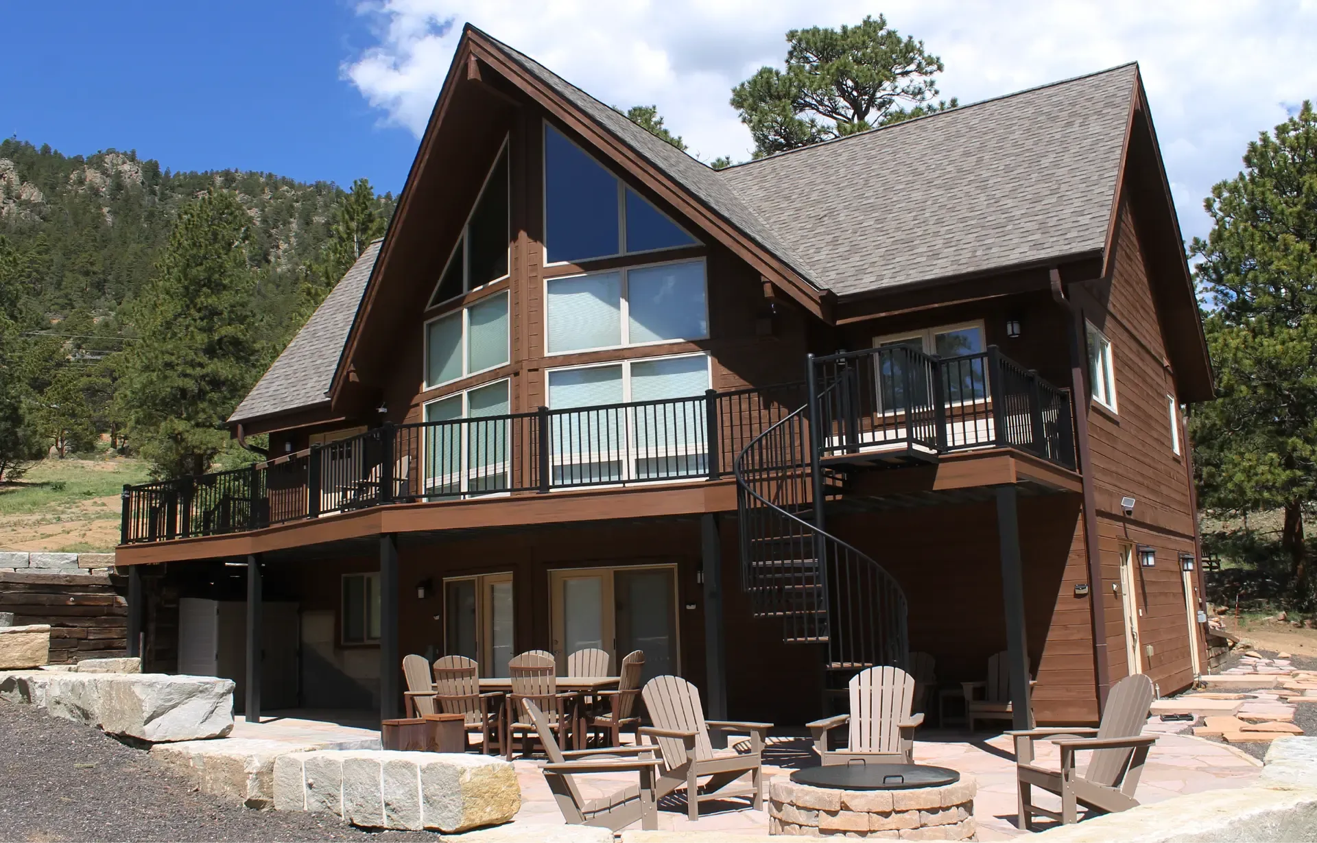 Deck de madeira construído em área externa residencial por cliente da Renove Digital nos Estados Unidos