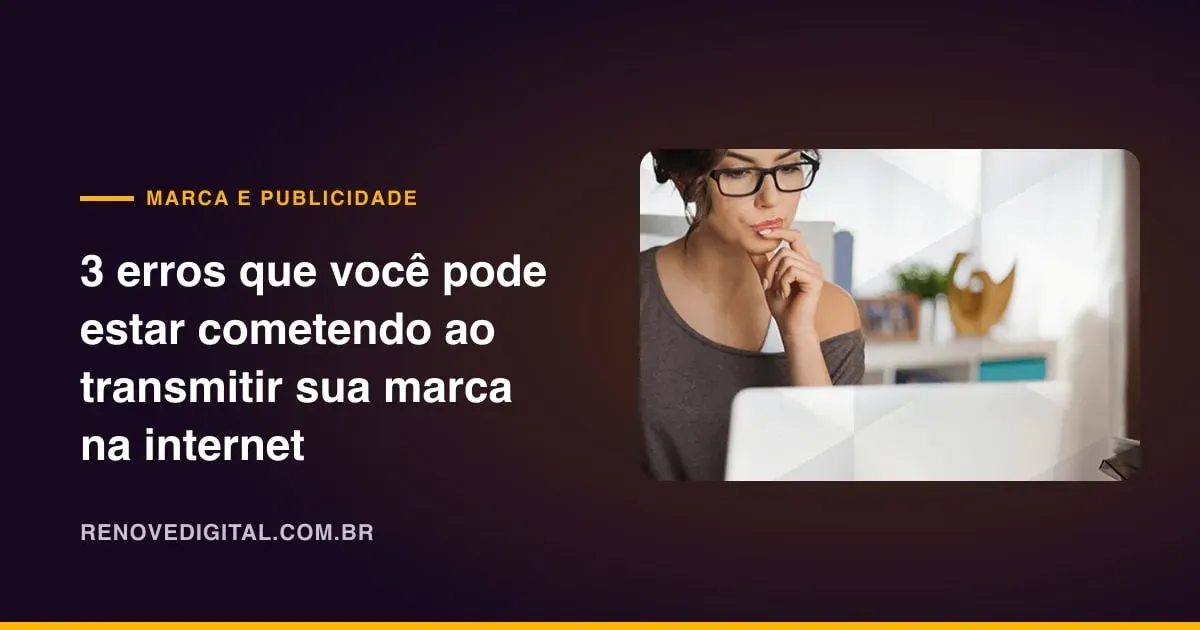 Mulher de óculos olhando para a tela do notebook com expressão pensativa, em um escritório claro