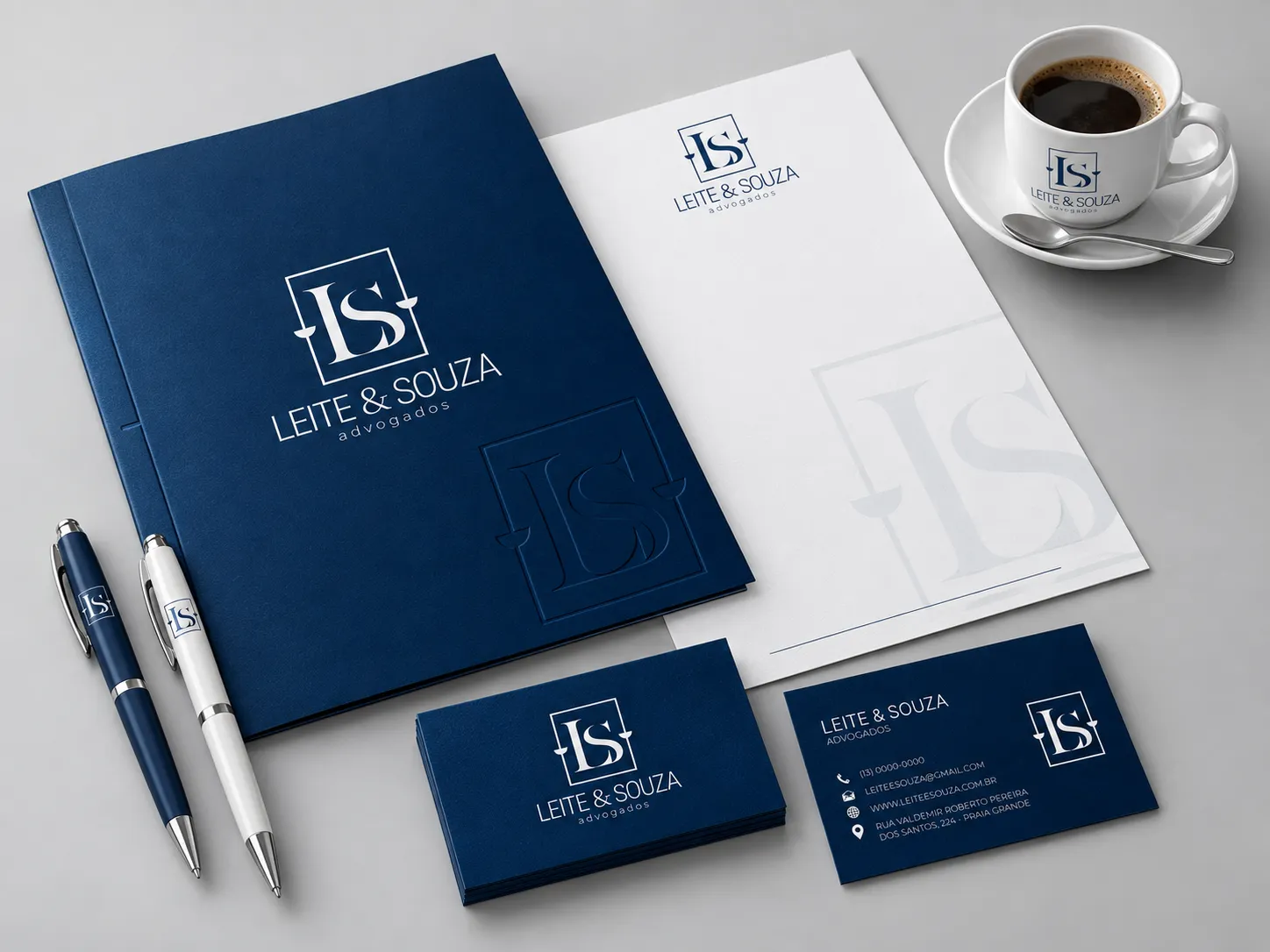 Pasta, papel timbrado, cartões, canetas e xícara com a identidade da Leite & Souza Advocacia