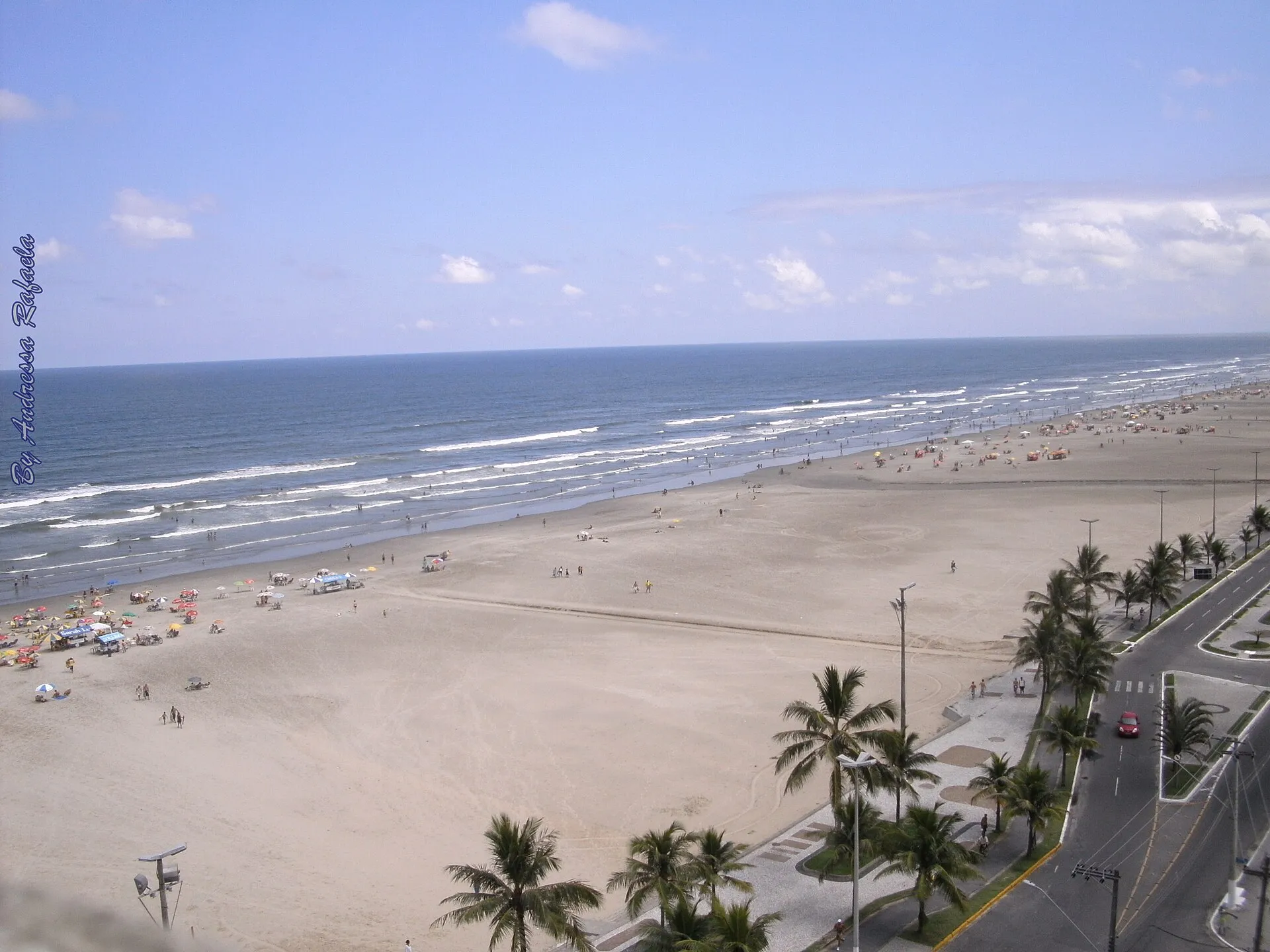 Orla de Praia Grande vista do alto, com a faixa de areia, o mar e a avenida da praia com coqueiros