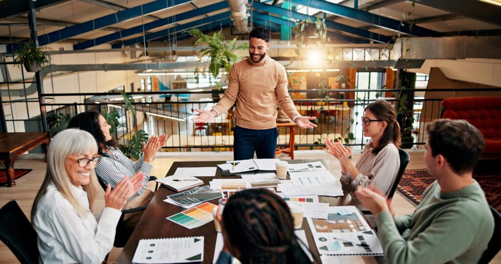 Equipe definindo metas de marketing conectadas ao resultado do negócio